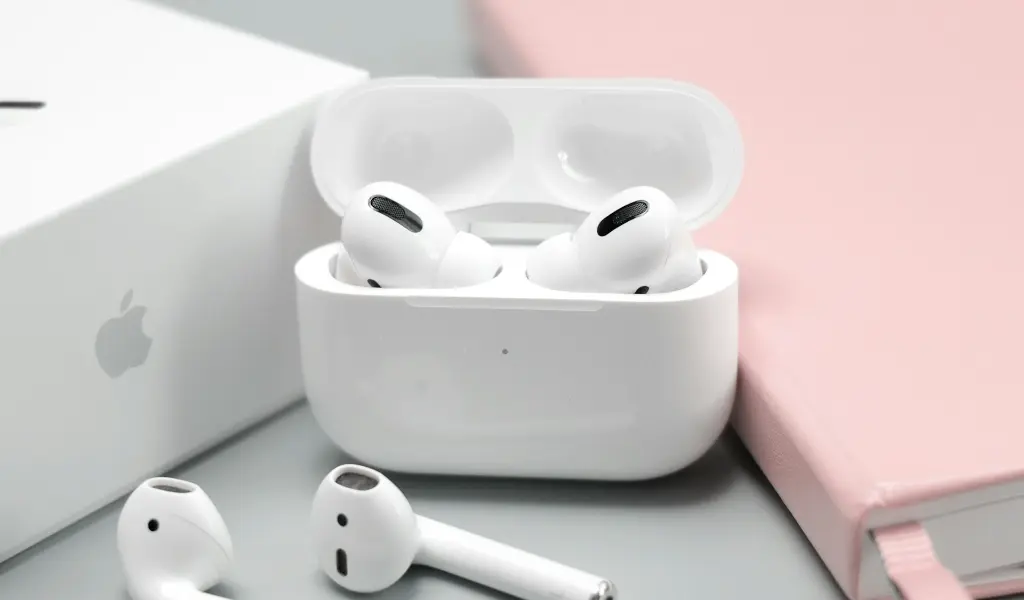 unsplash_AgLMrojqjAM_AIRPODS.webp